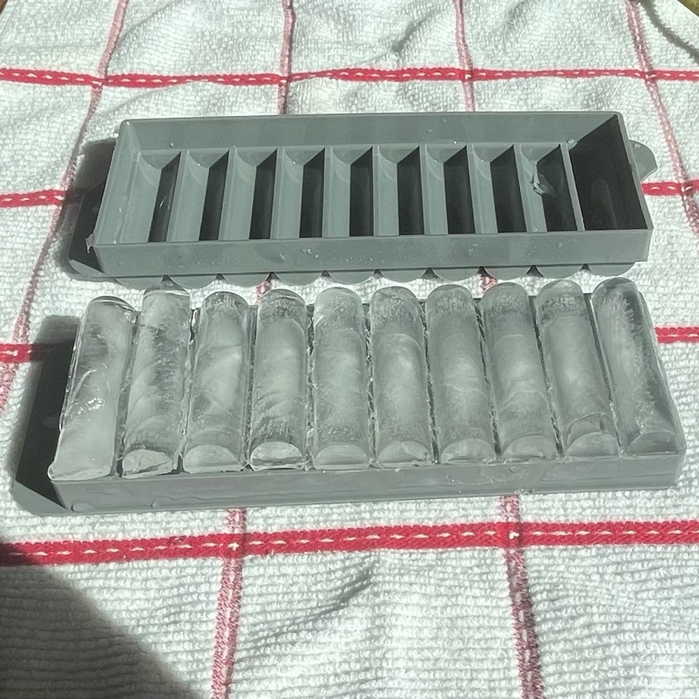 Ice Cube Tray for Water Bottles - Makes Up To 10 Pieces